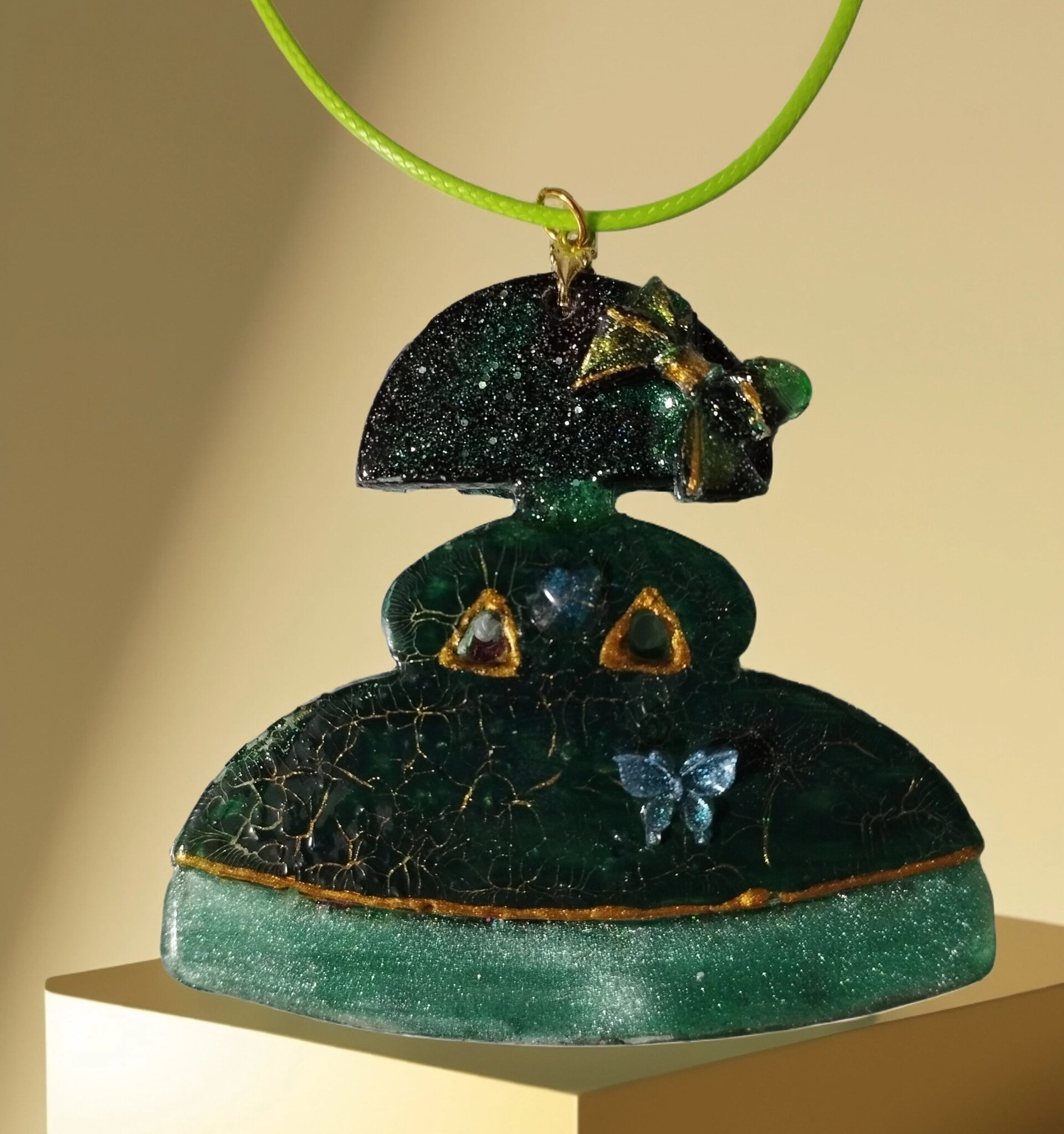 Menina Esmeralda Craquelada con Toques Dorados: Elegancia Rústica en Resina - 7