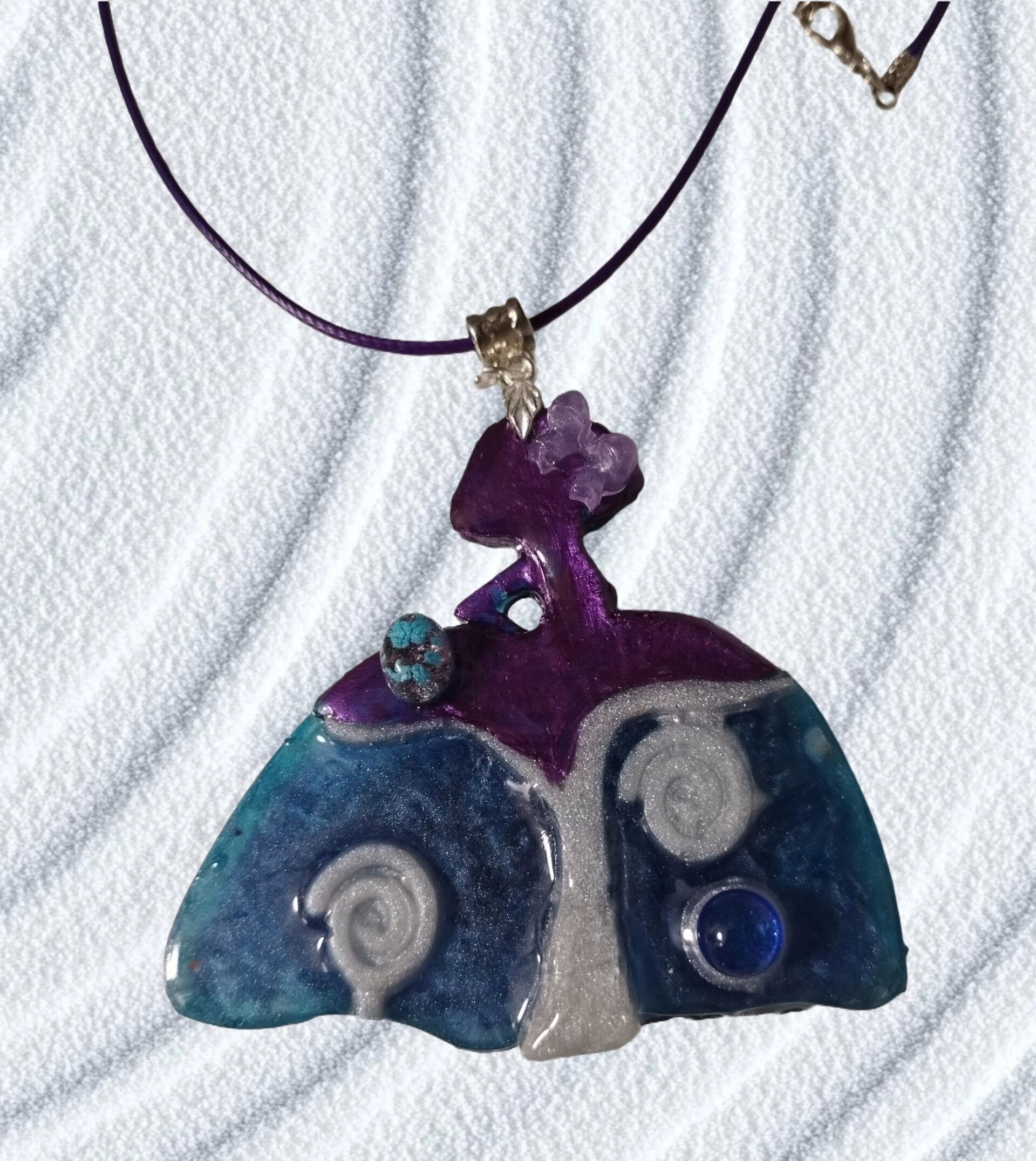 Colgante Menina Abstracta con Adornos de Cristal: Elegancia Moderna y Misteriosa - 2