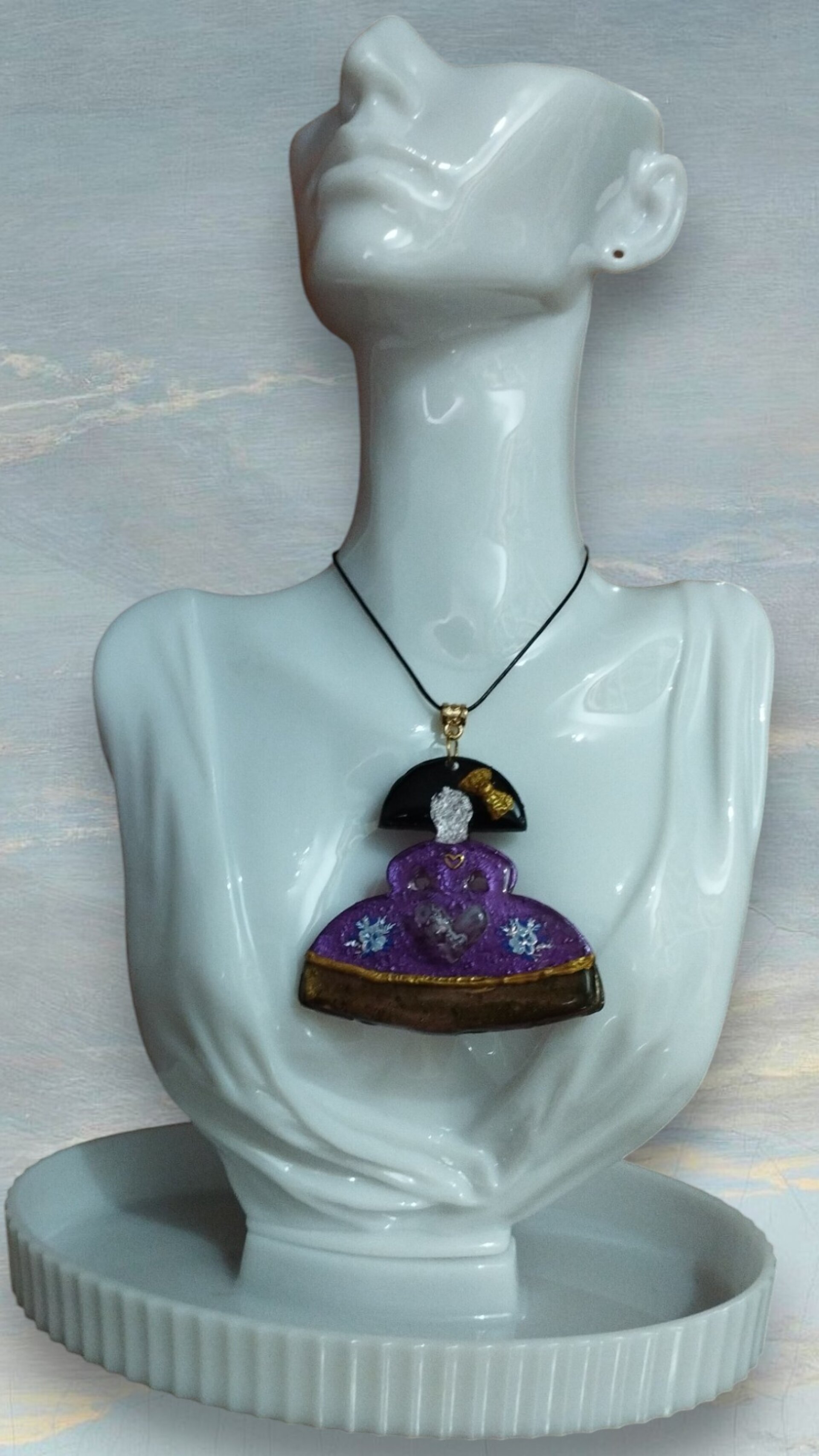 Menina Amatista con Corazón y Flores: Elegancia Mística en Resina - 7