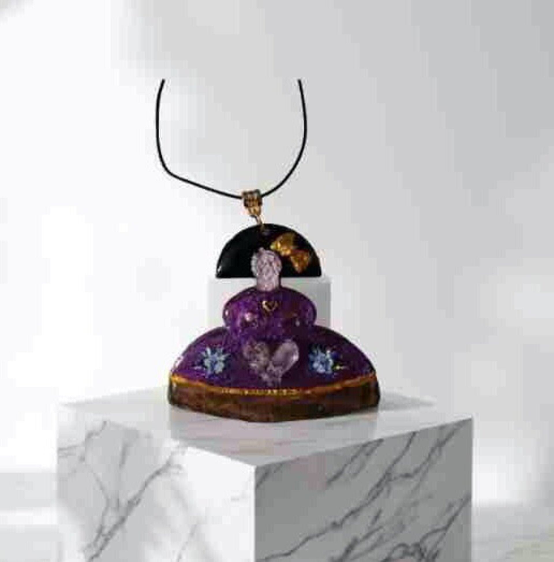 Menina Amatista con Corazón y Flores: Elegancia Mística en Resina - 6