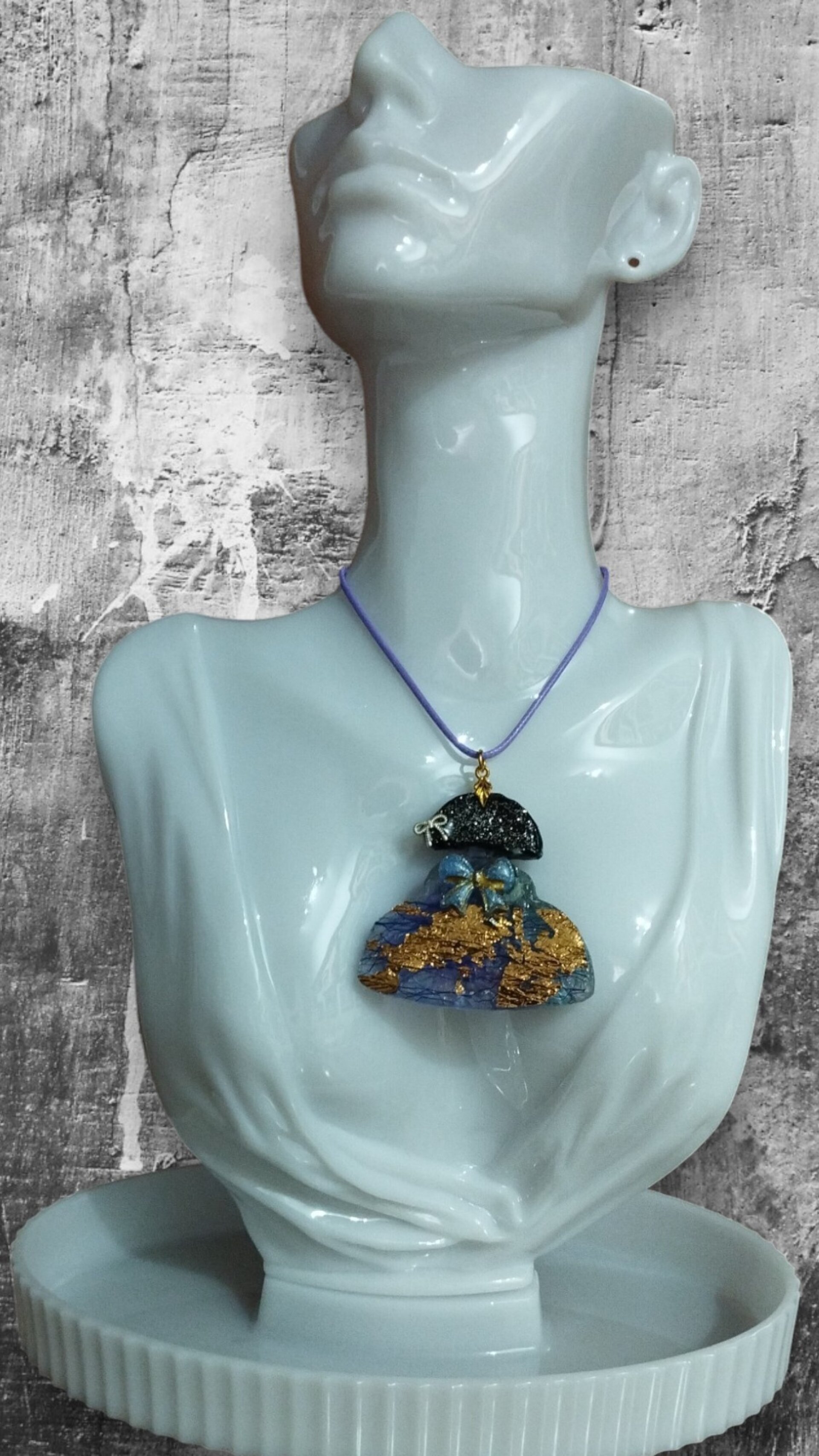 Menina Amatista con Lazo Azul y Pan de Oro: Elegancia Texturizada en Resina - 3