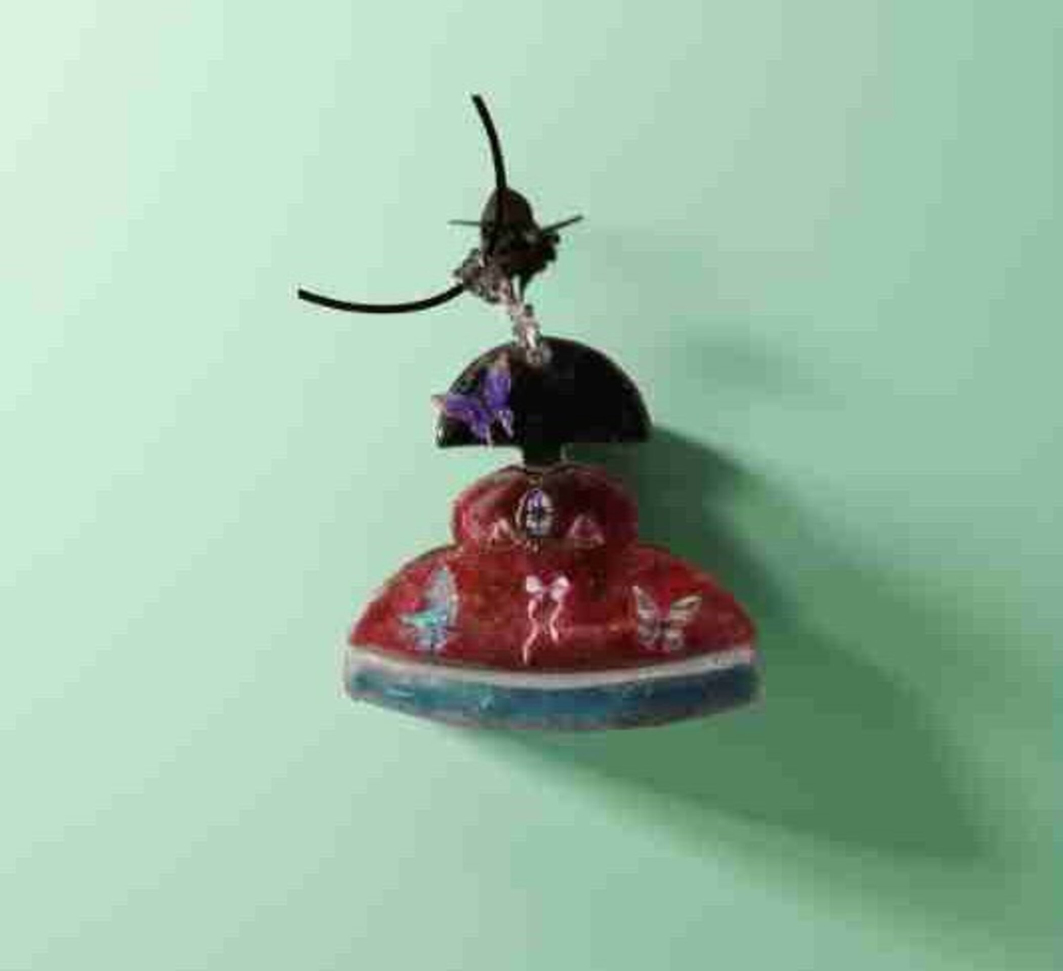 Menina Carmesí con Mariposas: Elegancia y Encanto en Resina - 2