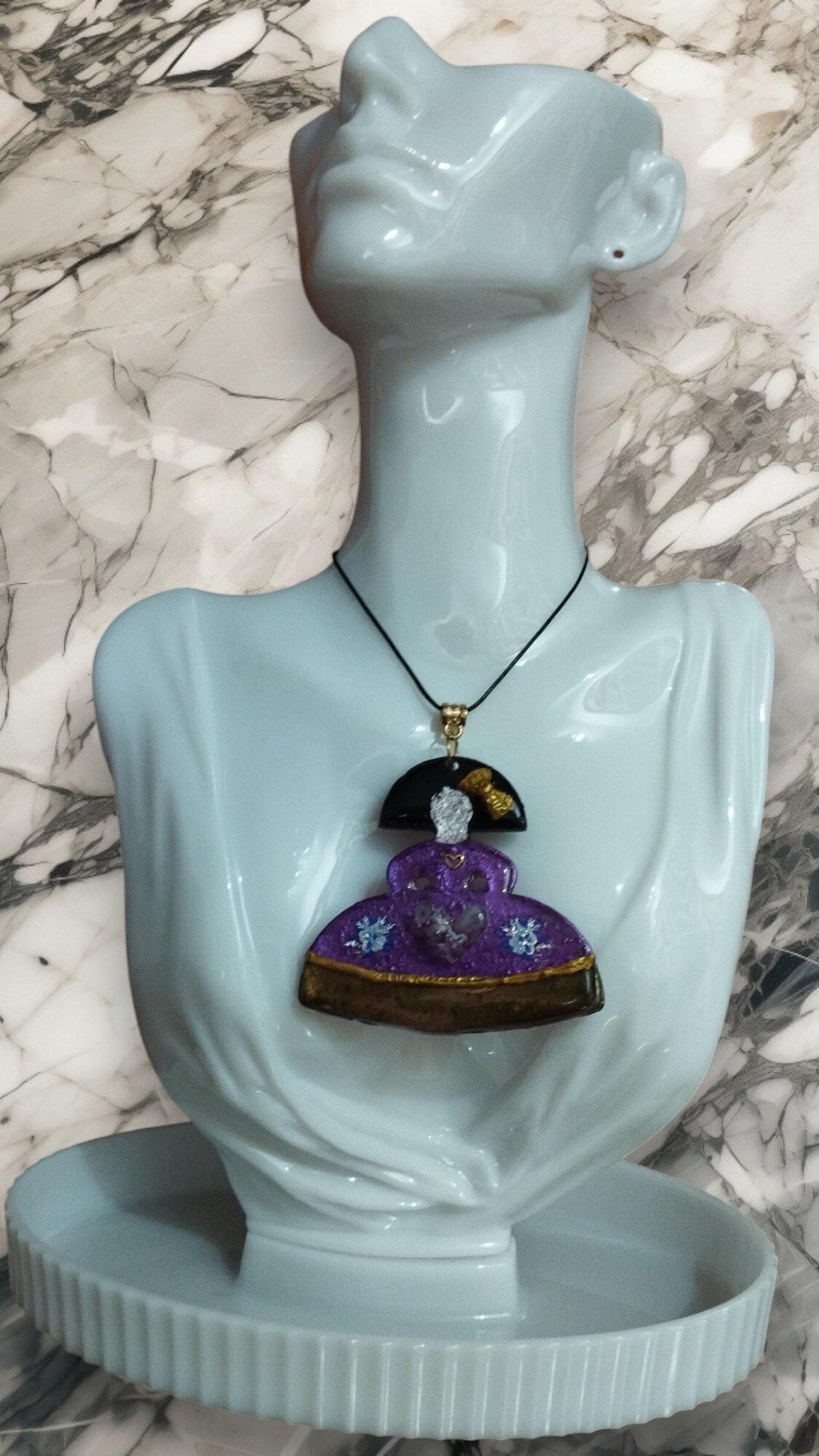 Menina Amatista con Corazón y Flores: Elegancia Mística en Resina - 5