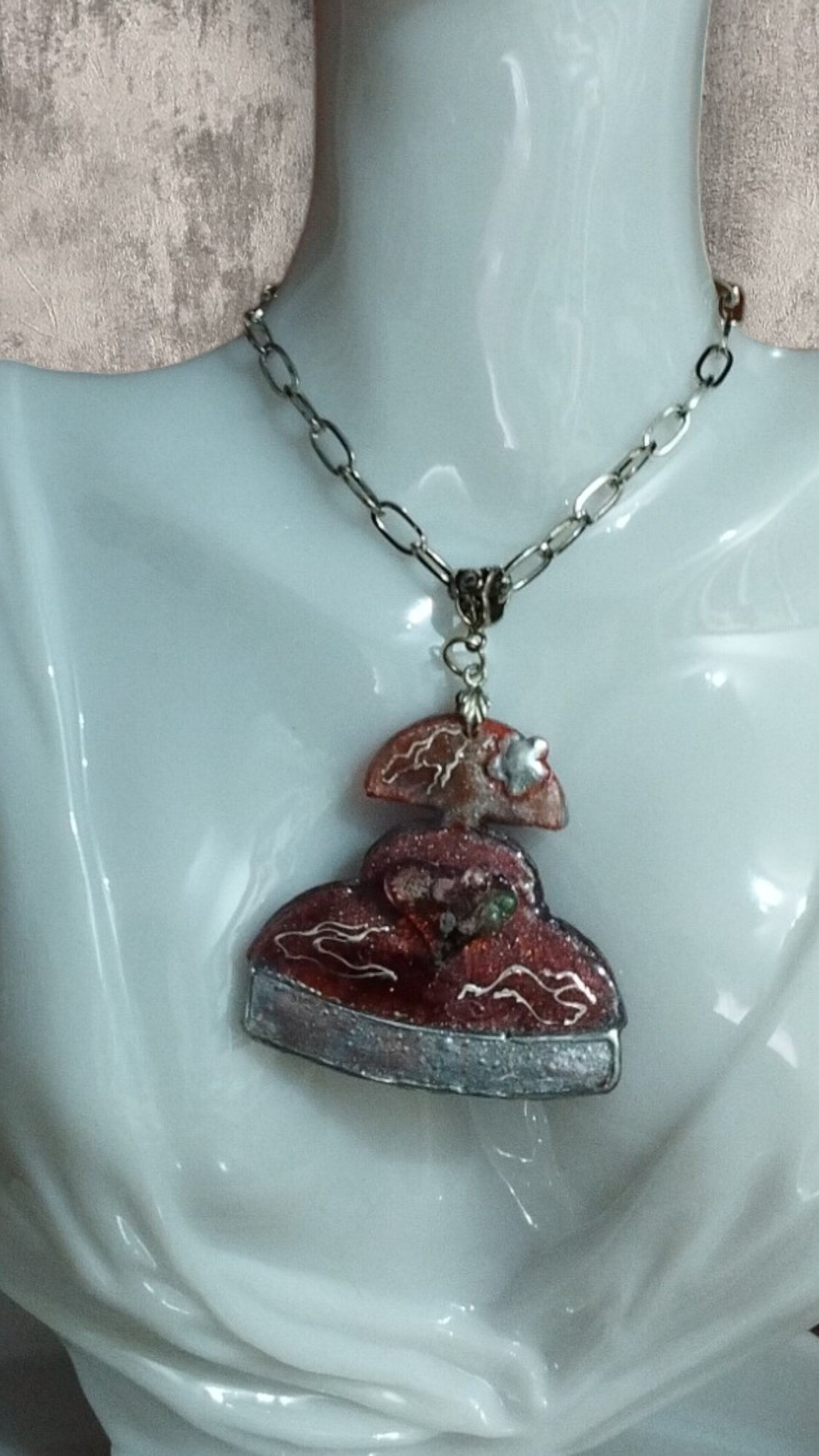 Menina Carmesí con Corazón Cristalino: Brillo y Pasión en Resina - 5