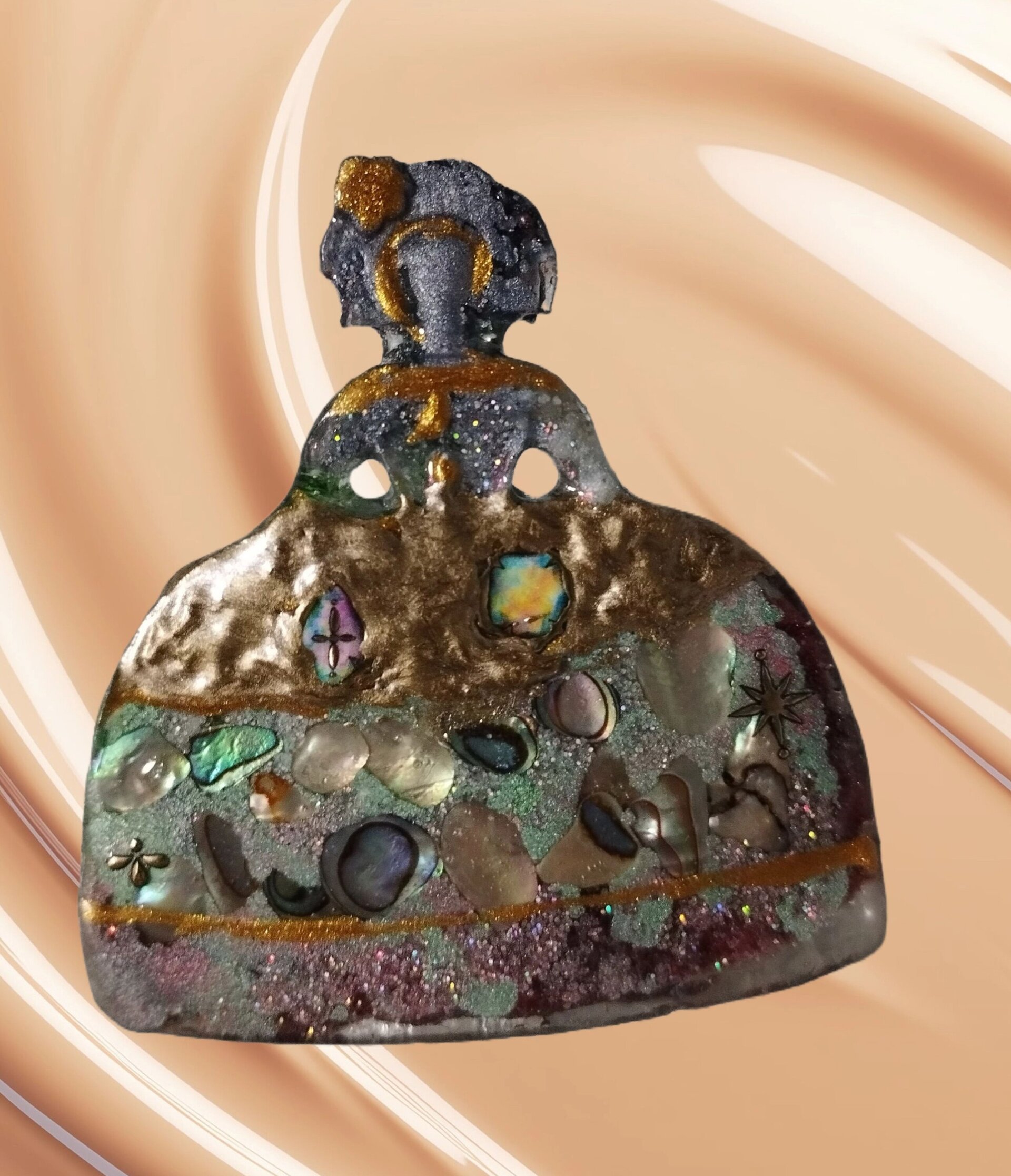 Broche Menina Mosaico Nácar: Elegancia Texturizada en Resina VENDIDO - 2