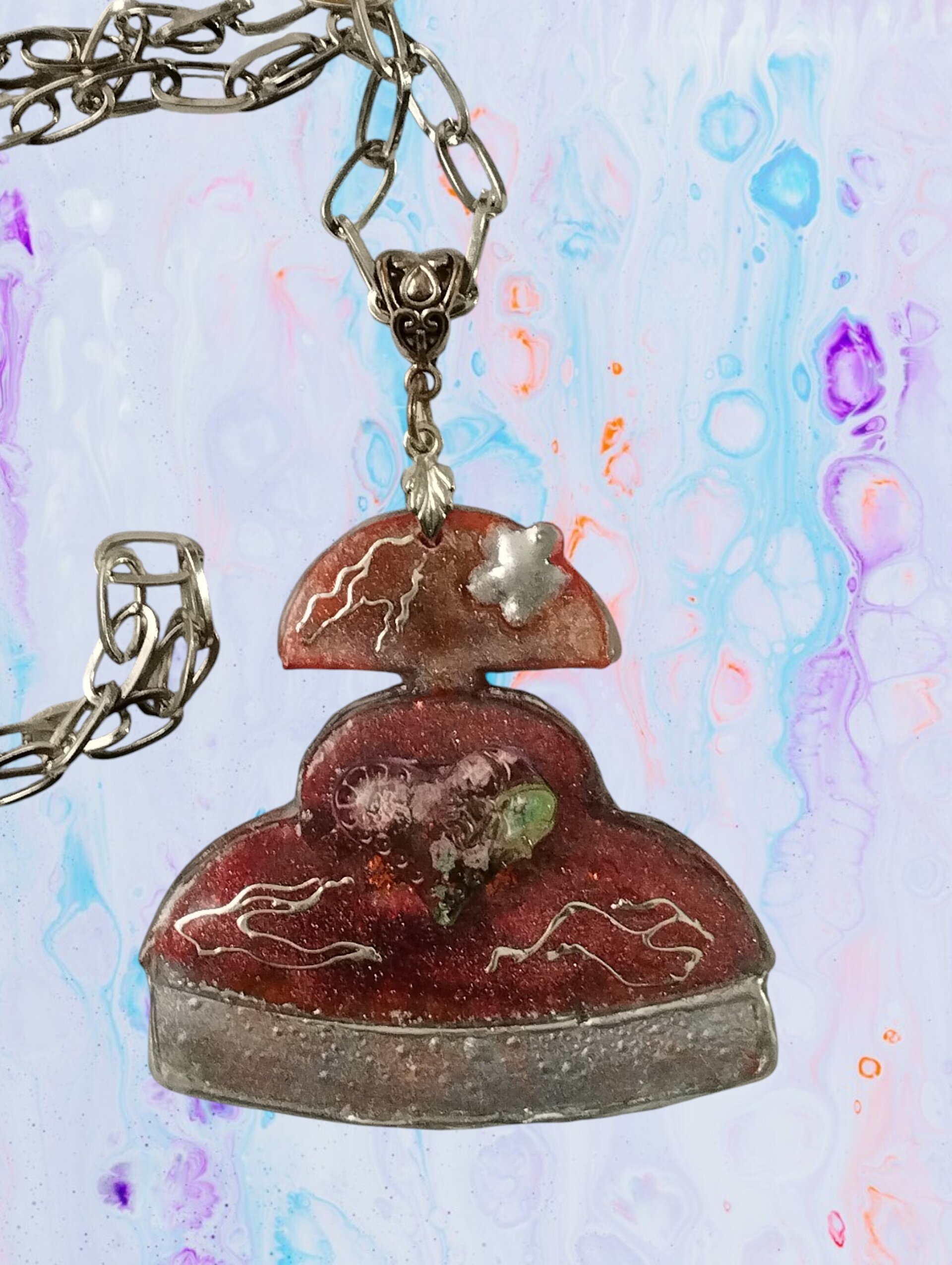 Colgante Menina 'Vanguardia Rubí' – Estilo Abstracto y Plateado - 1